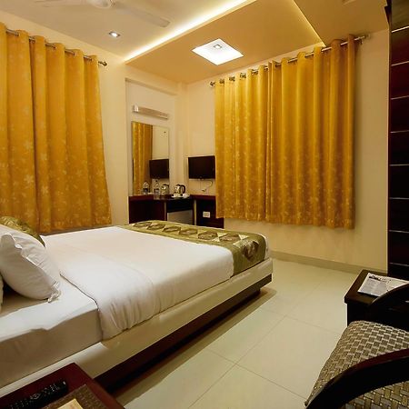 ורנאסי Hotel Central Residency מראה חיצוני תמונה