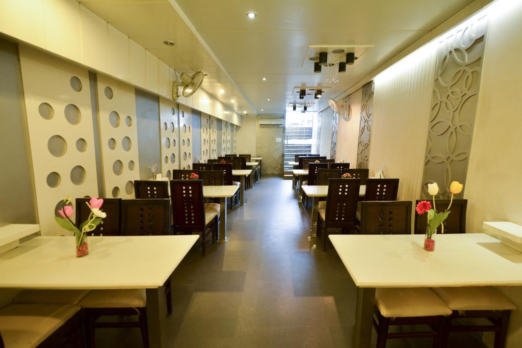 ורנאסי Hotel Central Residency מראה חיצוני תמונה