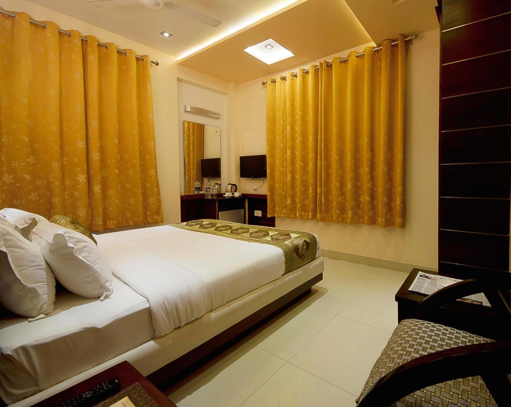 ורנאסי Hotel Central Residency מראה חיצוני תמונה
