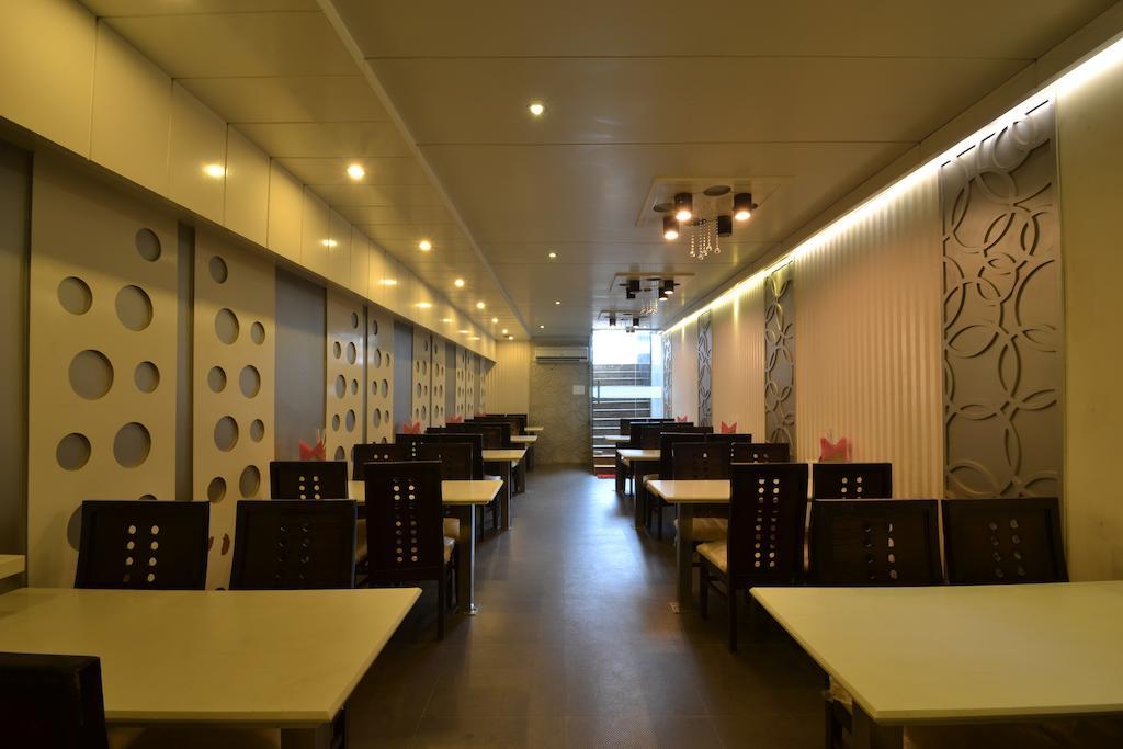 ורנאסי Hotel Central Residency מראה חיצוני תמונה