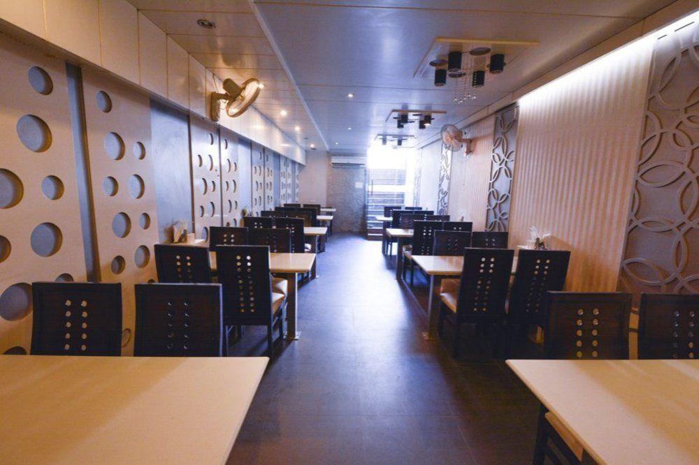 ורנאסי Hotel Central Residency מראה חיצוני תמונה