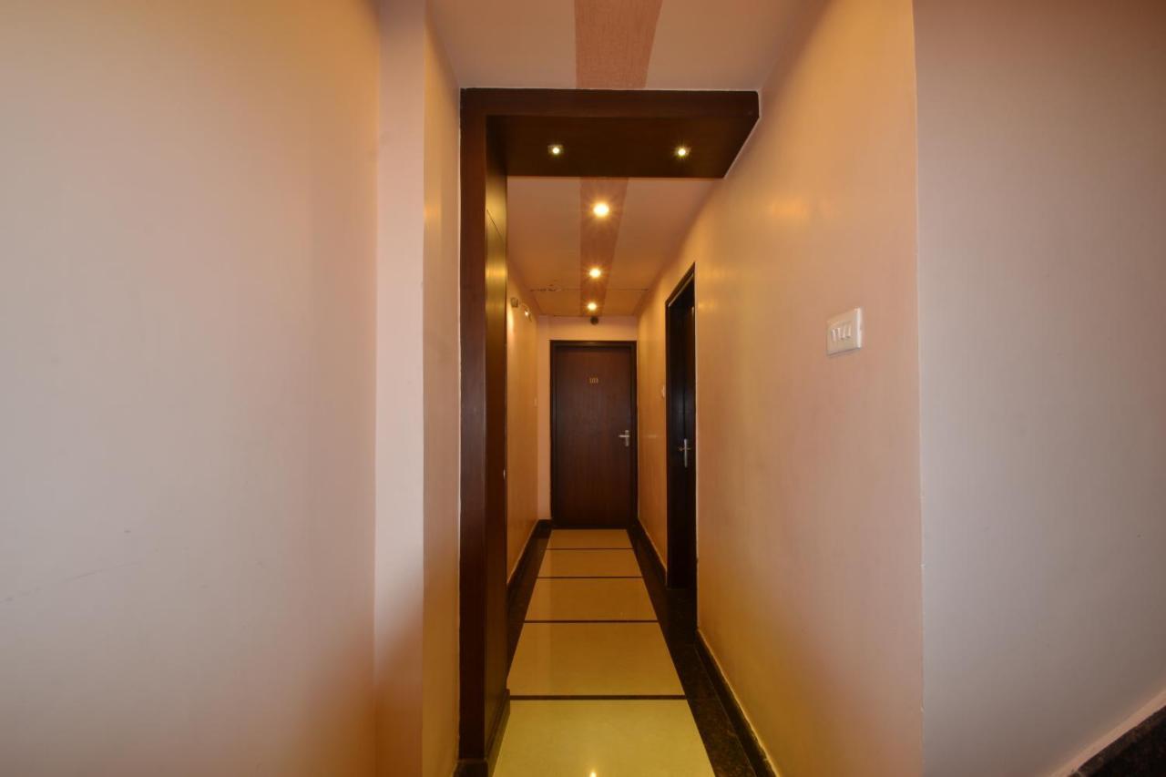ורנאסי Hotel Central Residency מראה חיצוני תמונה