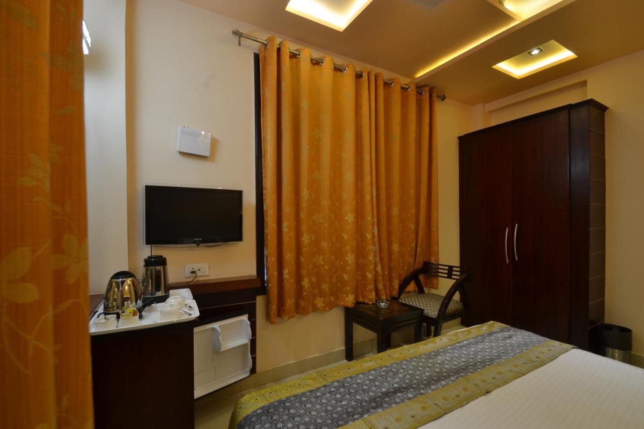 ורנאסי Hotel Central Residency מראה חיצוני תמונה