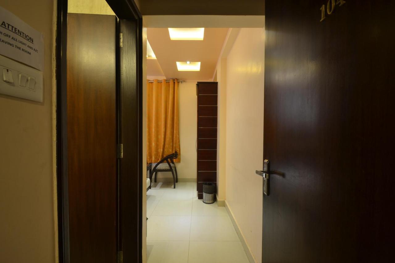 ורנאסי Hotel Central Residency מראה חיצוני תמונה