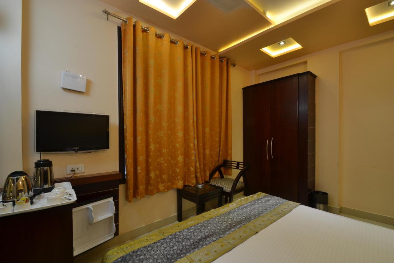 ורנאסי Hotel Central Residency מראה חיצוני תמונה